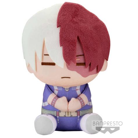 Niña feliz con peluche de Shoto Todoroki