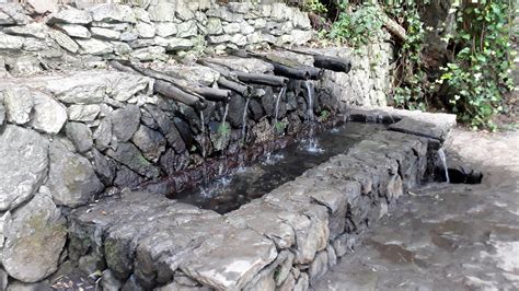 Representación de los Chorros de Epina con agua turbia.