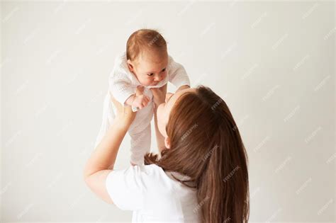 Lucy sosteniendo al bebé misterioso