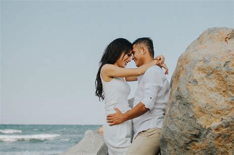 Pareja de novios introvertidos y su amiga gal desinhibida