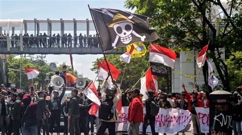 Manifestantes ondeando la bandera de One Piece