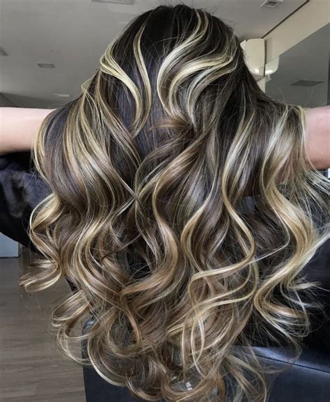 Ilustración de cabello con mechas rubias naturales y brillo