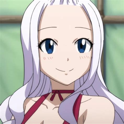 Mirajane Strauss sirviendo bebidas en la barra de Fairy Tail