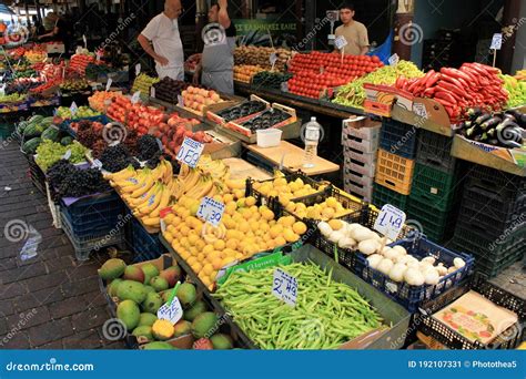 Mercado tradicional con puestos de verduras y frutas