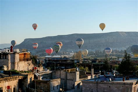 Globos colgantes sobre una ciudad