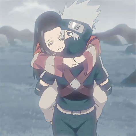 Kakashi consolando a Hanare de niña