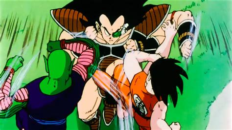 Goku, Piccolo y Gohan enfrentándose a Raditz
