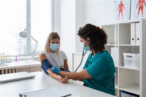 Tsunade practicando medicina
