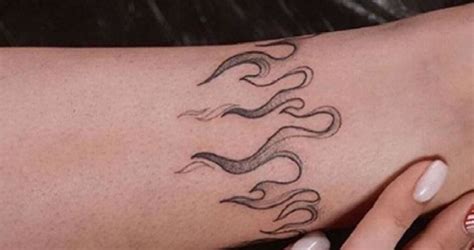 Diseño de Ignia en forma humana con tatuajes de fuego y sol