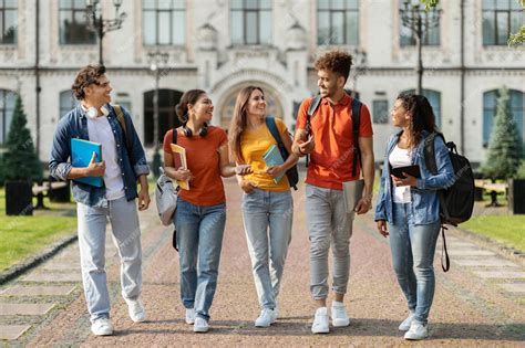 Estudiantes universitarios en un campus