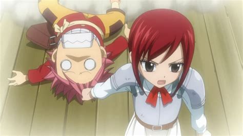 Natsu cargando contra Erza con llamas