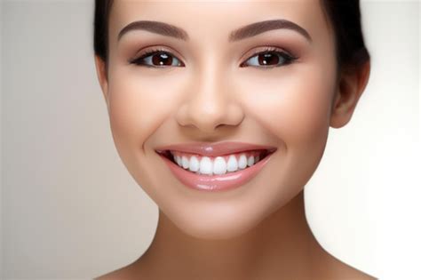 Mujer sonriendo con dientes blancos