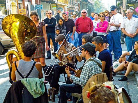 Una foto de la banda Tuba Skinny actuando en la calle en Nueva Orleans.