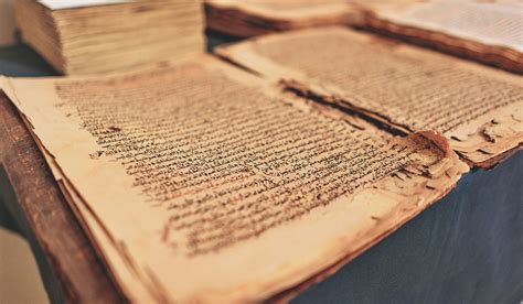 Ilustración de manuscritos antiguos y medallas históricas