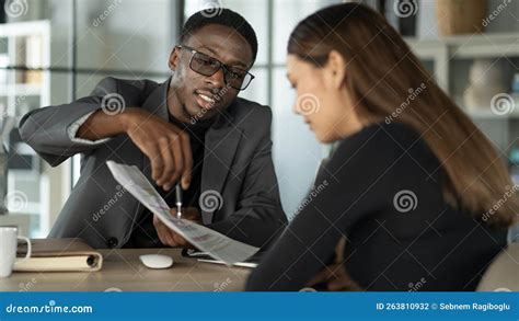 Asesor financiero hablando con cliente