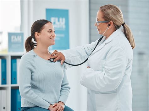 Doctor en consulta médica