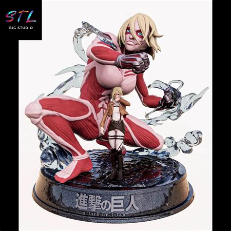 Annie Leonhart en su forma de Titán Hembra