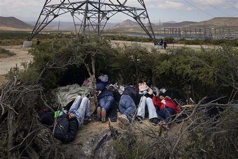 Eren observando un campamento de inmigrantes desde la distancia.