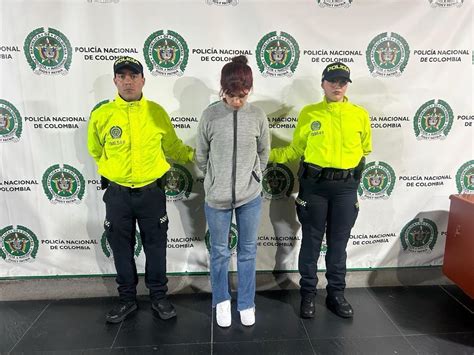 Krista siendo capturada por ladrones en el bosque.