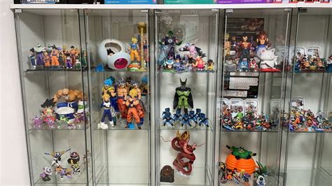 Juguetes de Dragon Ball Z en una estantería