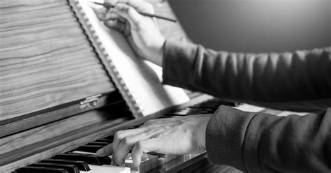 Mafuyu componiendo una canción