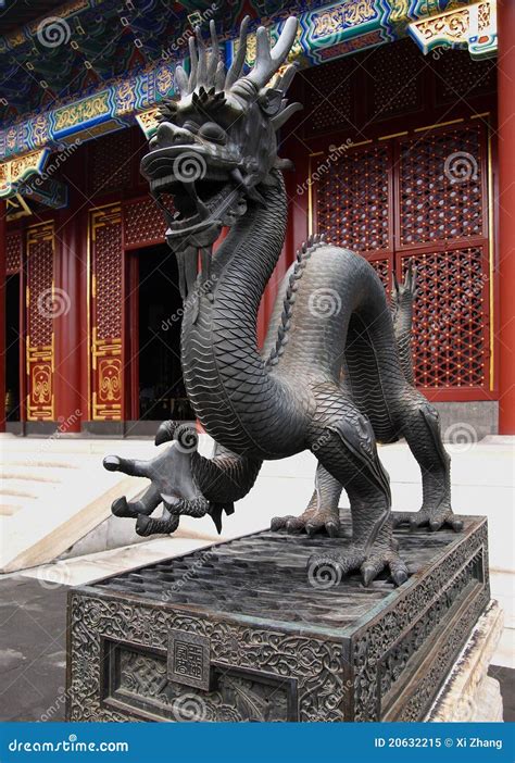 Dragón de bronce en el Palacio de Verano