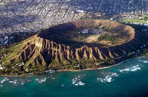 Playa de Kamehameha con el cráter Diamond Head al fondo