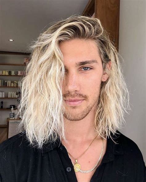 Hombre con estilo de cabello rubio platino.