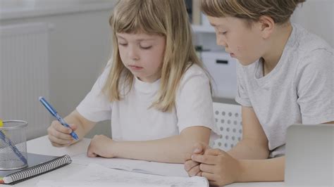 Hermana menor Kopachi pidiendo ayuda con la tarea de verano