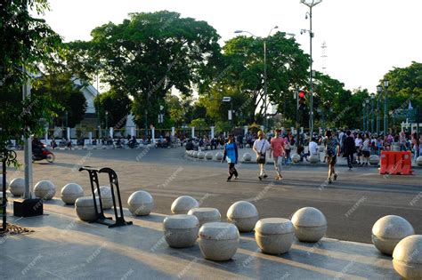 Escena callejera de verano con mucha gente