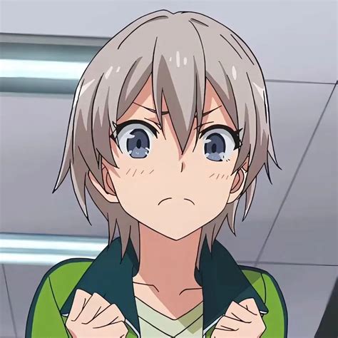 Totsuka Saika en un entorno urbano