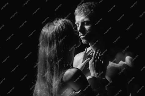 Representación de una escena de besos apasionados entre dos hombres.