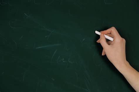 Imagen de tiza blanca Hagoromo escribiendo en una pizarra