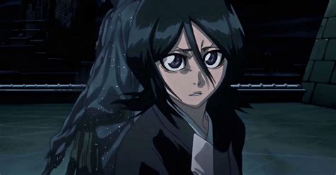 Rukia Kuchiki siendo observada por los Shinigami de la Sociedad de Almas