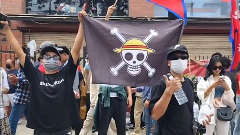 Manifestantes en Perú sosteniendo la bandera de One Piece