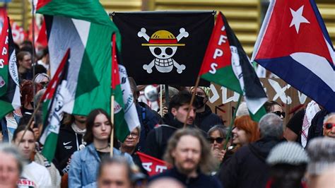 Jóvenes manifestándose en Marruecos con la bandera de One Piece