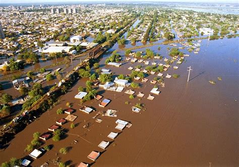 La ciudad de Karakura inundada por la técnica Cascada de Harribel