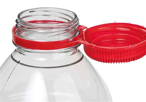 Detalle del tapón metálico y el sistema antigoteo de la botella