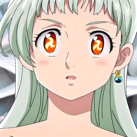 Elizabeth Liones con su característico cabello plateado y ojos anaranjados