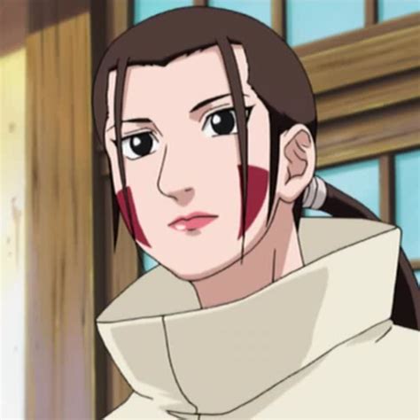 Hana Inuzuka en su uniforme de veterinaria
