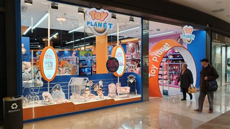 Tienda Toy Planet con clientes recogiendo pedidos