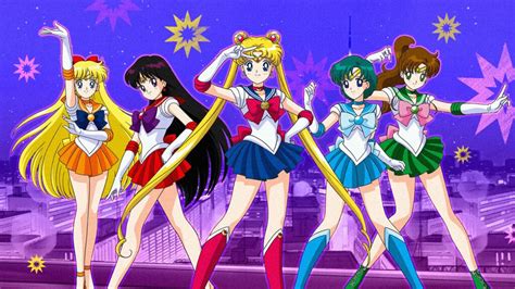Sailor Moon y sus compañeras luchando