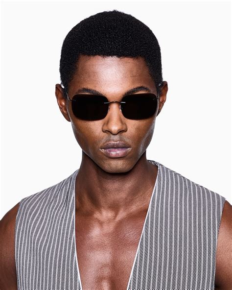Loke en su forma humana con gafas de sol