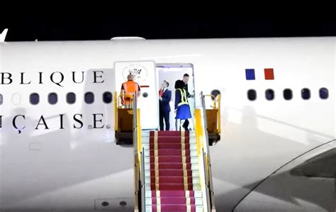 Emmanuel Macron recibiendo el cuadro de Porco Rosso