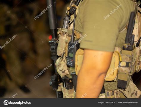 Soldados del Cuerpo de Exploración preparándose para una expedición