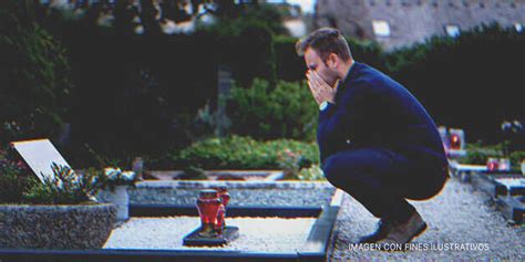 Lucy llorando ante la tumba de su padre