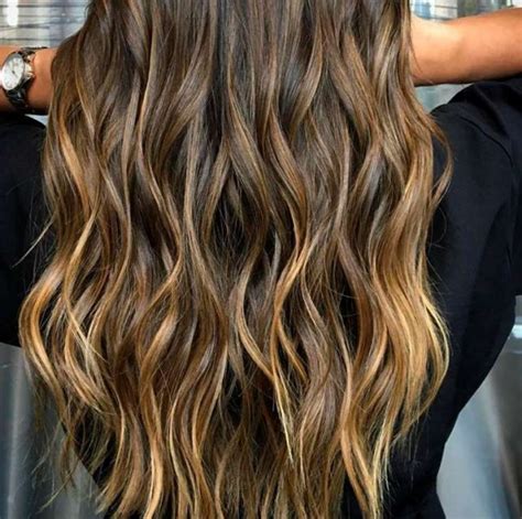 Ejemplos de peinados con ombré y mechas creados con decolorante