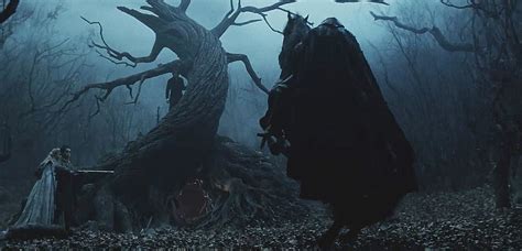 Escena de Sleepy Hollow con estética oscura