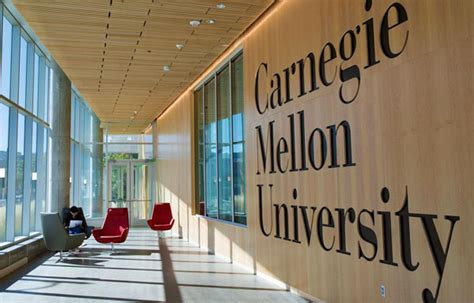 Investigadores de la Universidad Carnegie Mellon trabajando en prototipos de gafas VR