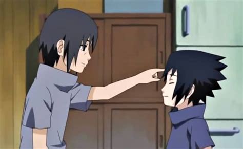 Itachi golpeando suavemente la frente de Sasuke